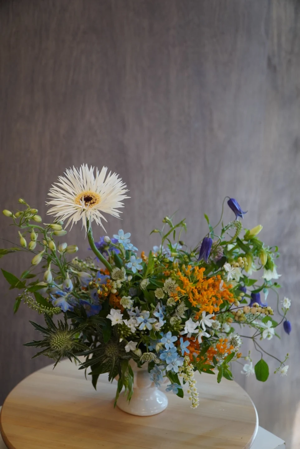 Airy garden flowers in white, lilac and warm orange